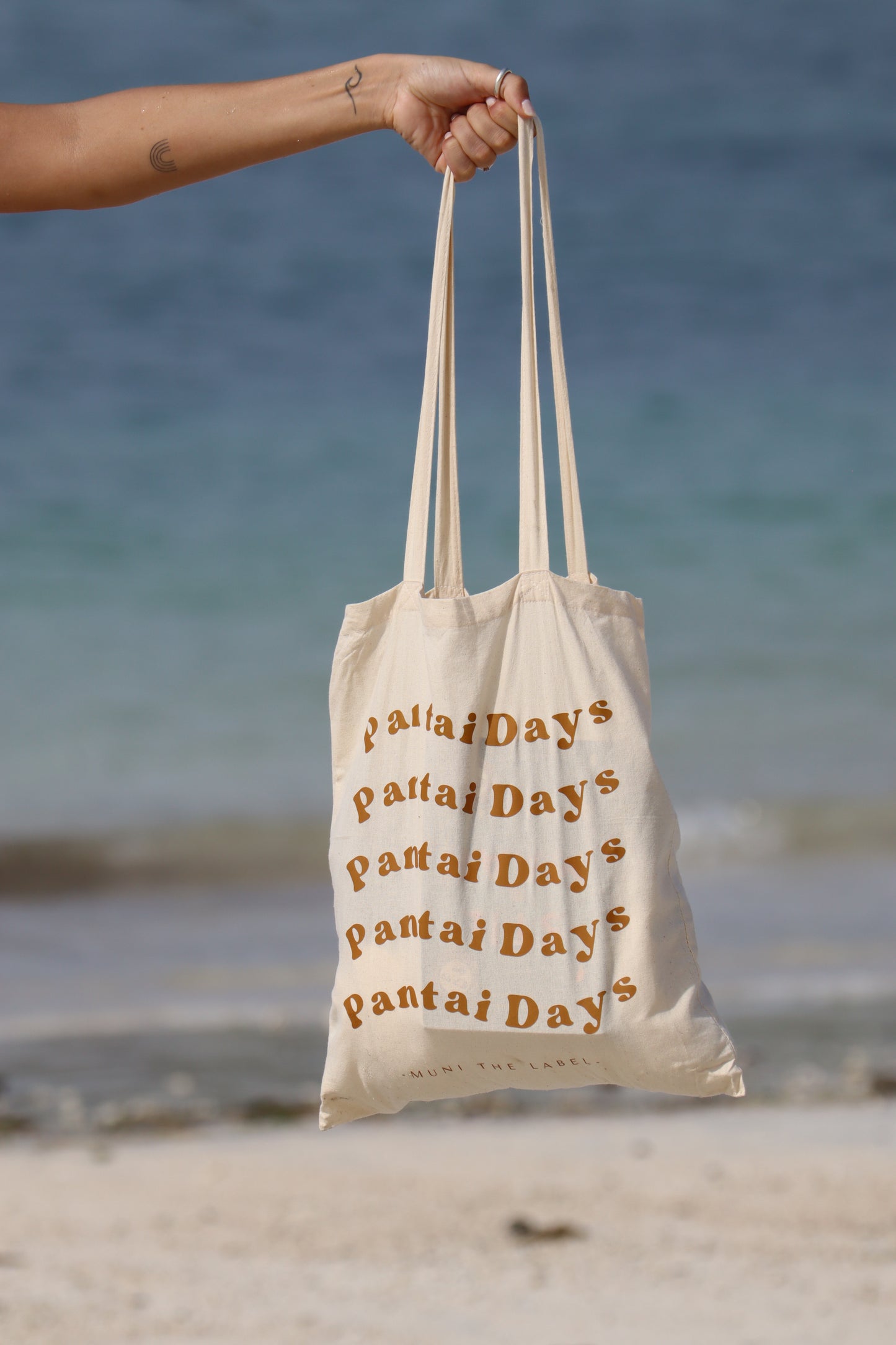 In Bali gemaakte Tote Bag voor op het strand van Muni The Label.