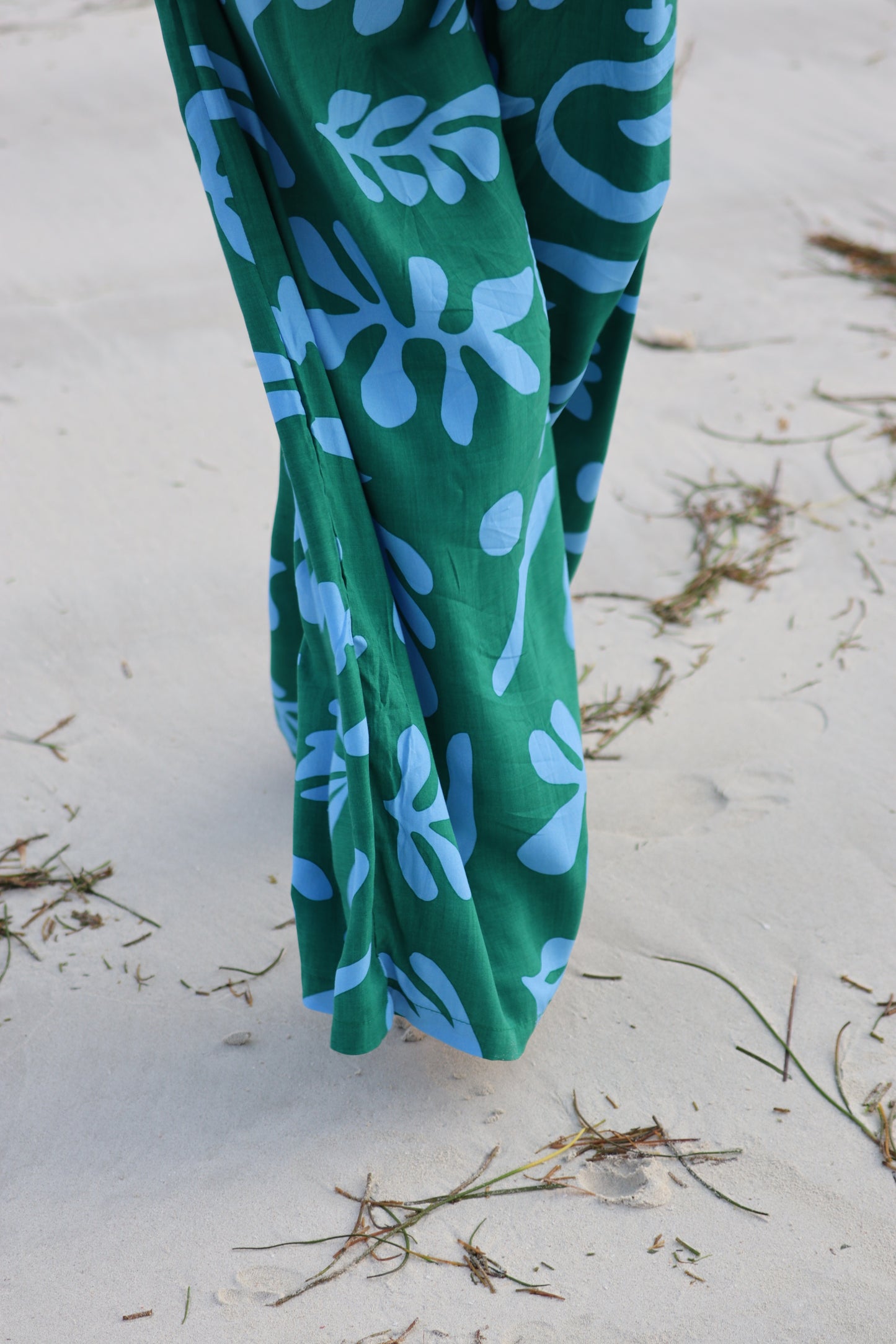 Kleurrijk, oog voor detail en een comfortabele fit. Dat zijn de lange broek met print van Muni The Label.