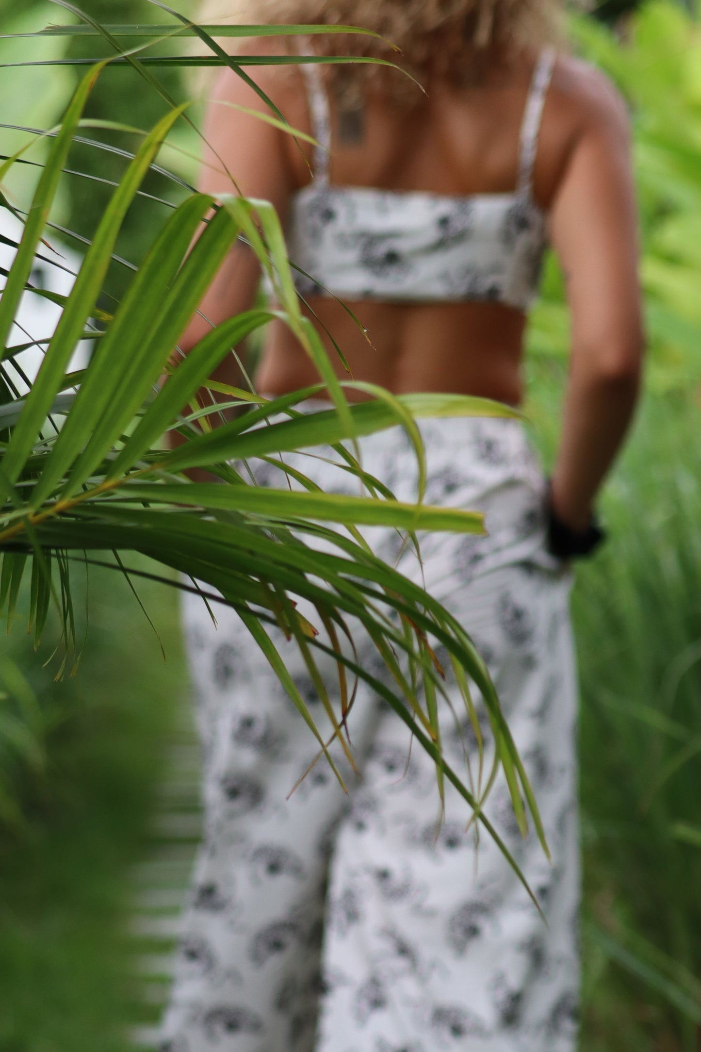 De lange broeken met print van Muni The Label zijn comfortabel en stijlvol. Voor een festival, verjaardag of stranddag!