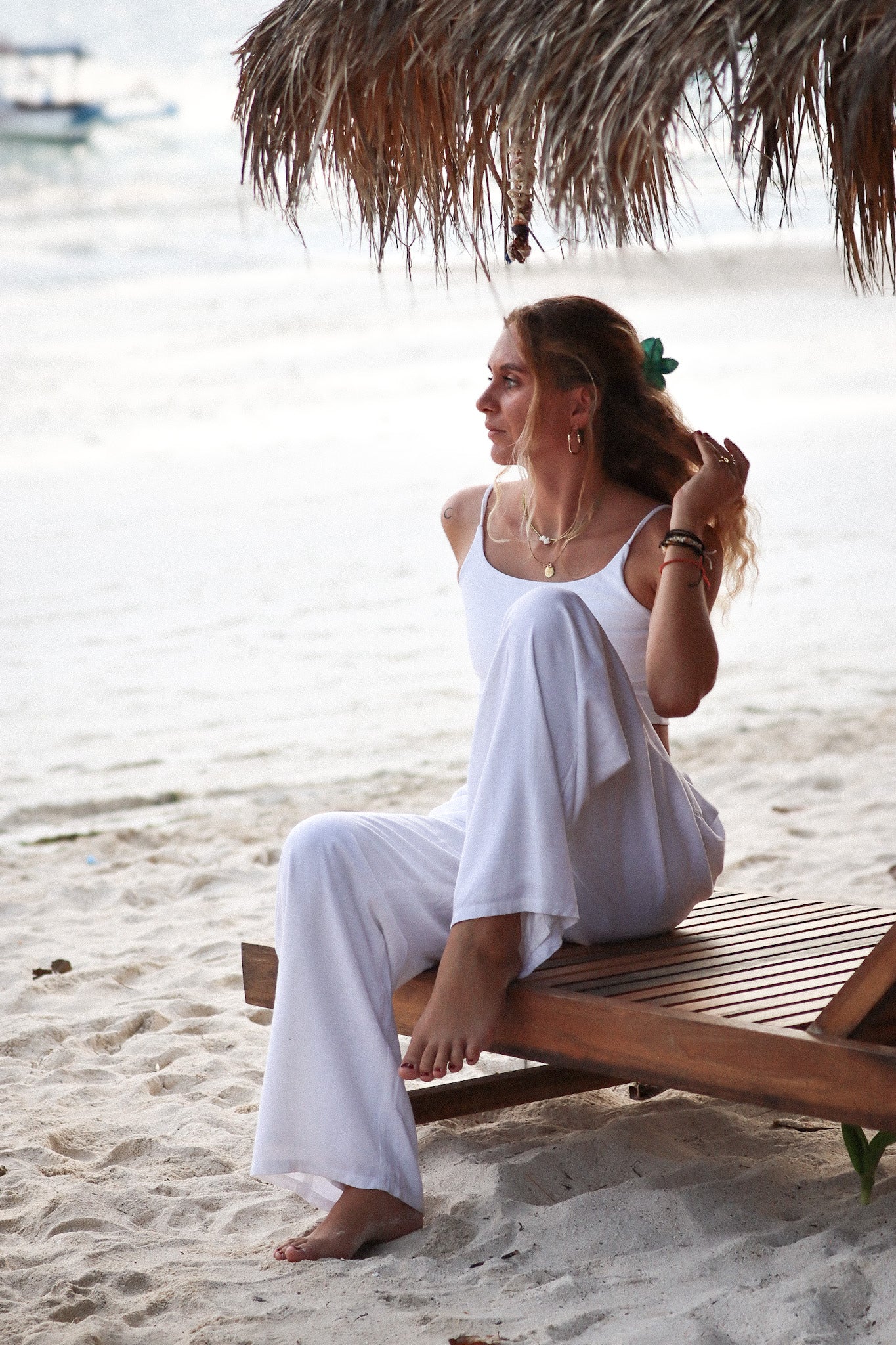 Een lange witte broek van linnen die niet doorschijnt. Muni The Label komt met het perfecte product uit Bali.