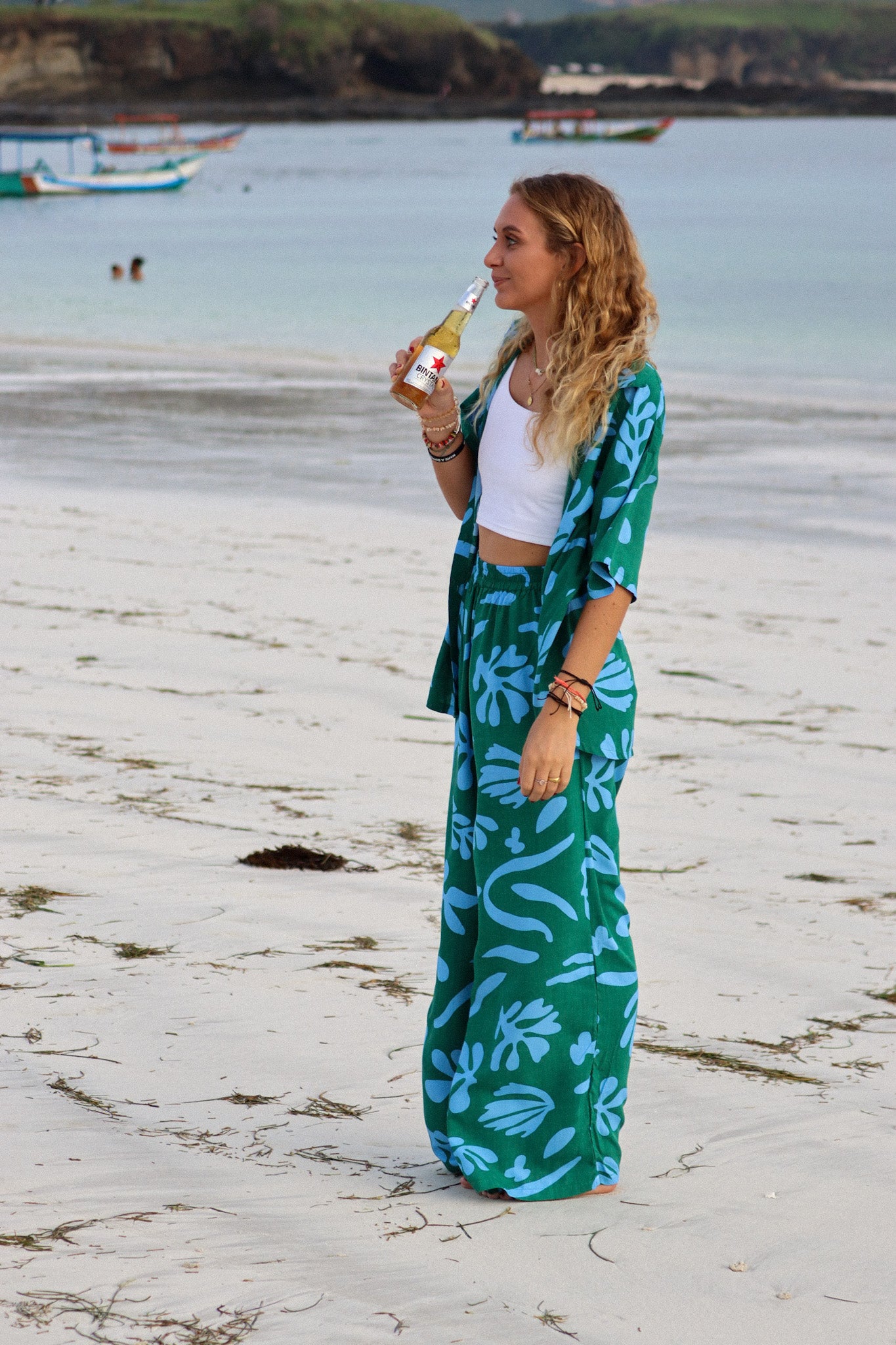 De oversized shirts met print van Muni The Label uit Bali: stijlvol, comfy en perfect voor elke gelegenheid!