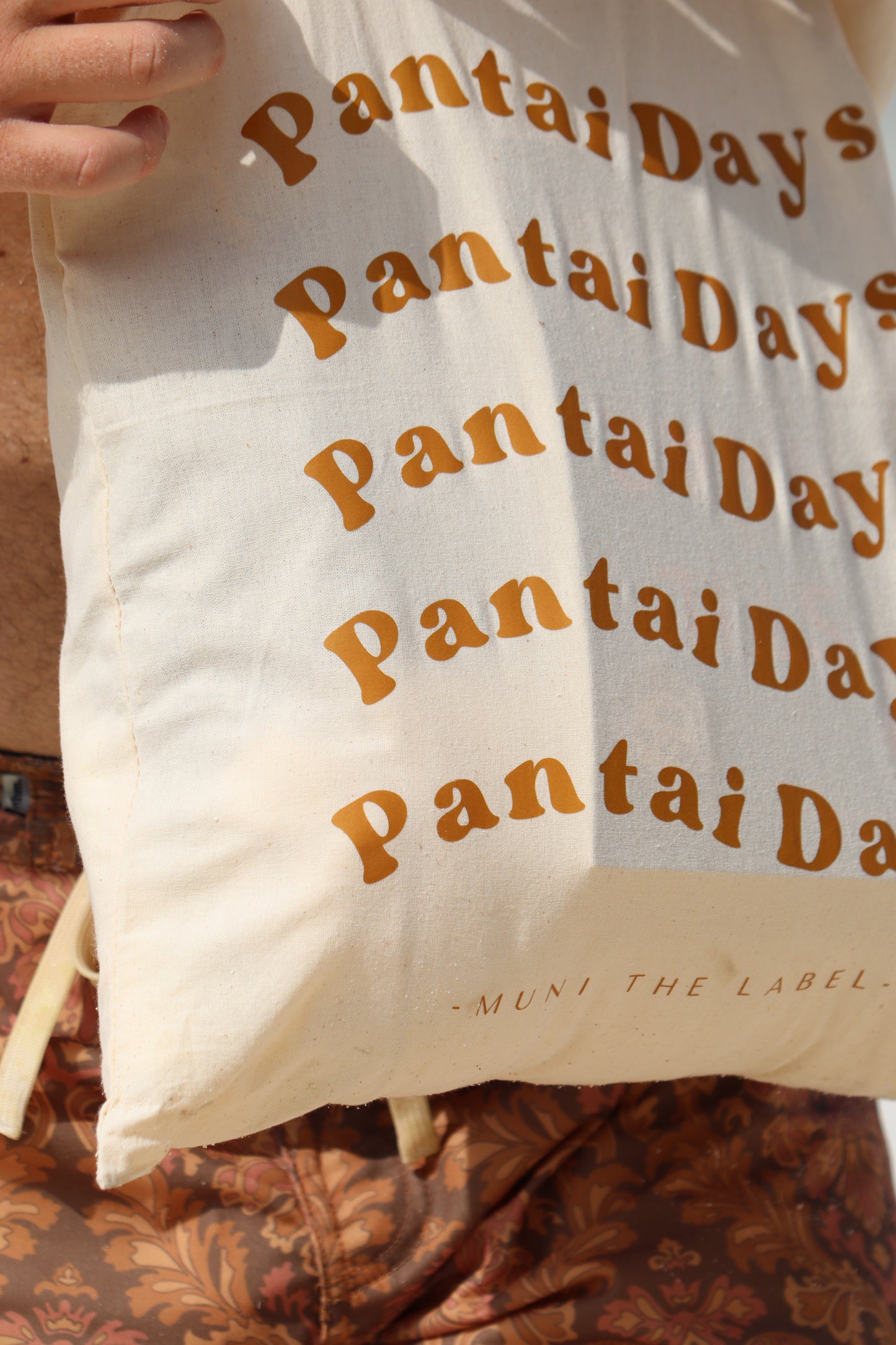 Een stranddag op Bali is niets zonder een Tote Bag van Muni The Label.