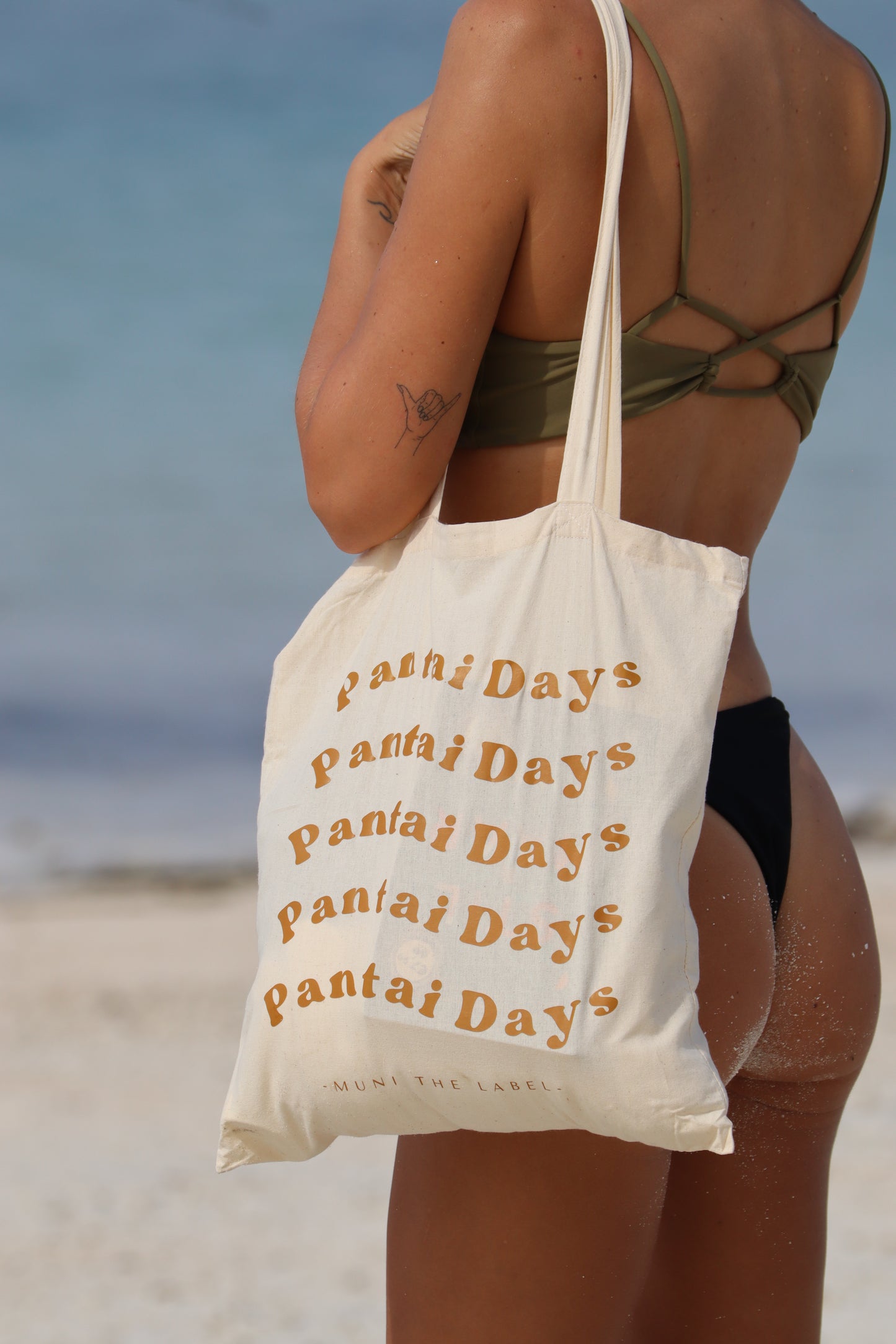 Een van canvas gemaakte Tote Bag van Muni The Label voor dagelijks gebruik.
