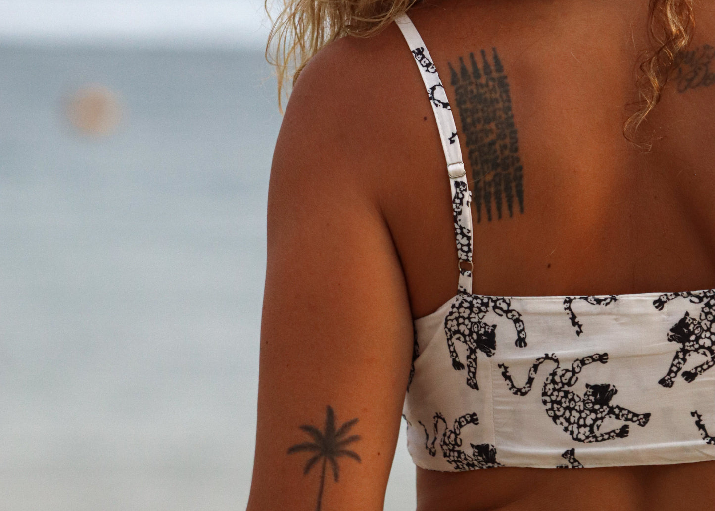 De bra tops van Muni The Label zijn stijlvol, zomers en comfortabel – perfect op de Saaya set of een jeans.