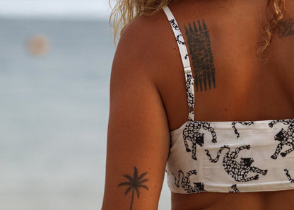De bra tops van Muni The Label zijn stijlvol, zomers en comfortabel – perfect op de Saaya set of een jeans.