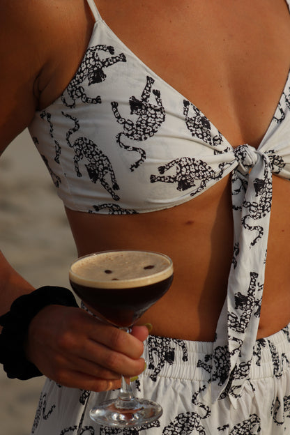 Muni The Label’s bra tops zijn luchtig, trendy en comfy. Draag ze met de Saaya set of je favoriete jeans!
