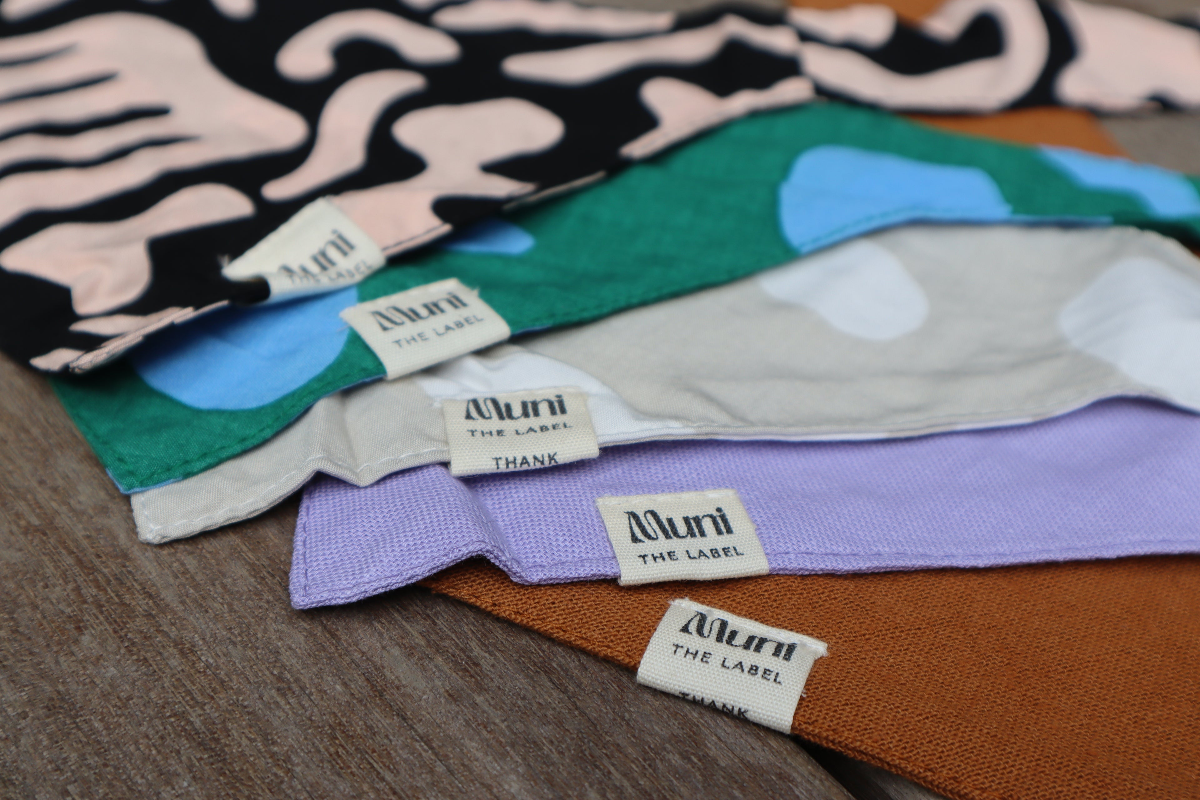 De honden bandana’s van Muni The Label zijn geschikt alle soorten. Gewoon om je viervoeter nog meer te laten shinen!