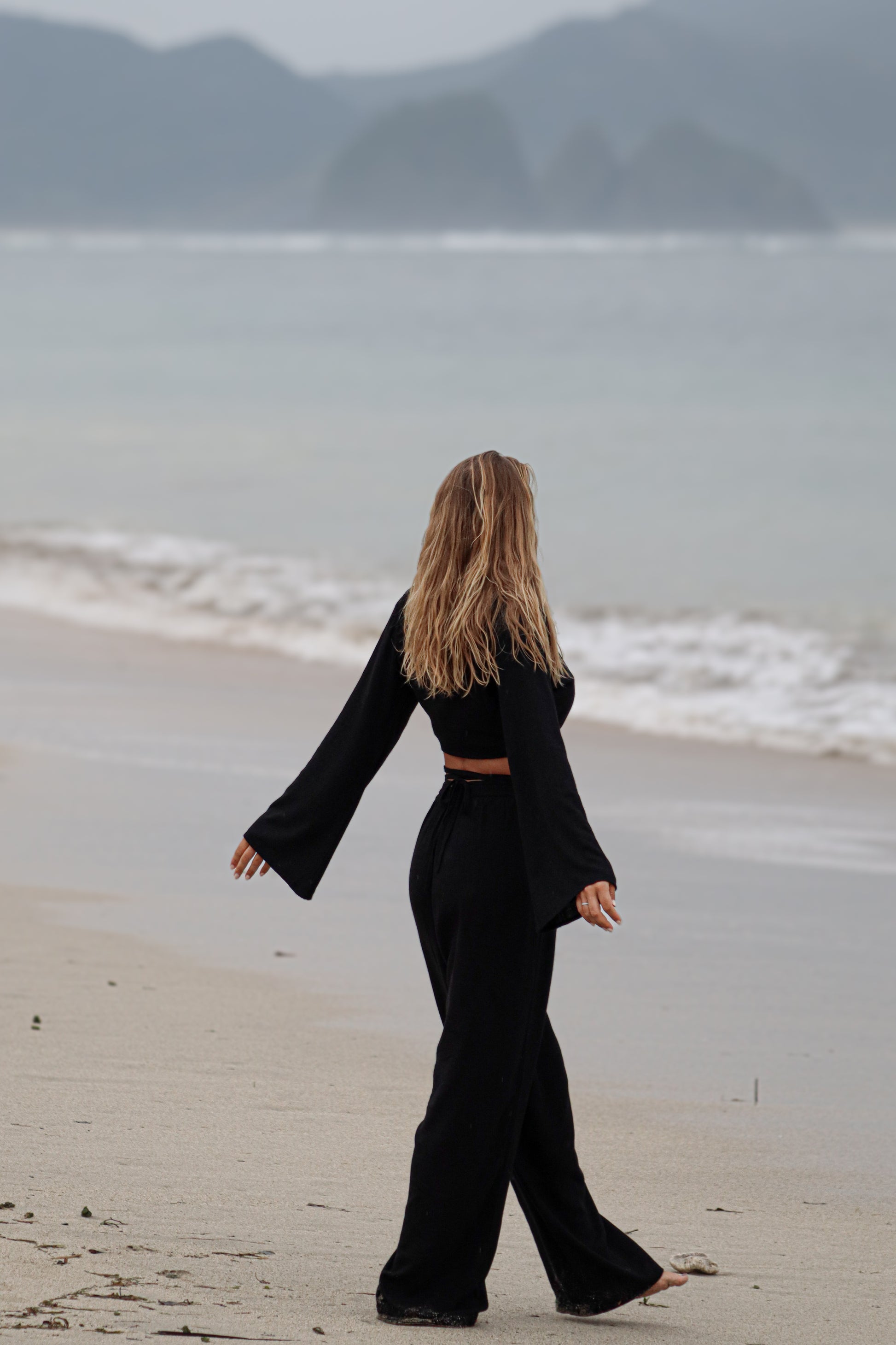 De lange zwarte linnen broeken van Muni The Label zijn stijlvol, comfortabel en perfect voor elke gelegenheid.