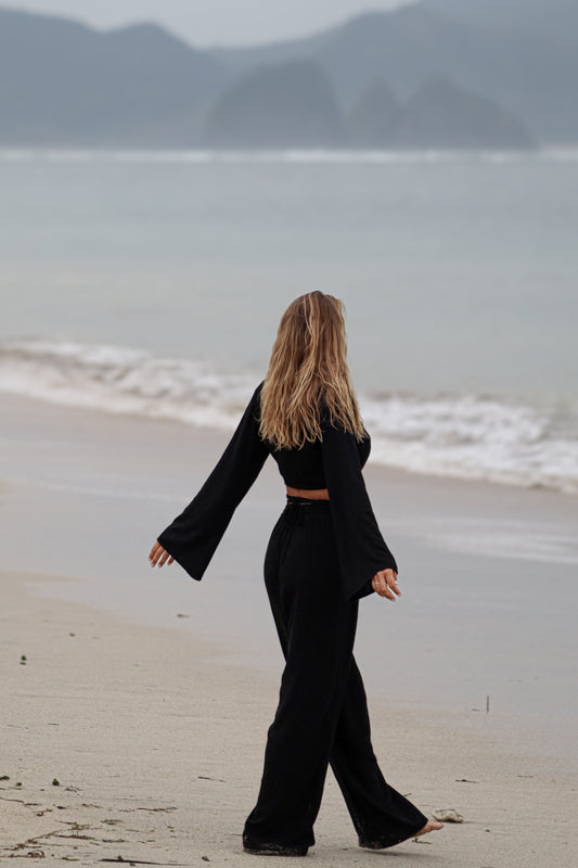 De lange zwarte linnen broeken van Muni The Label zijn stijlvol, comfortabel en perfect voor elke gelegenheid.